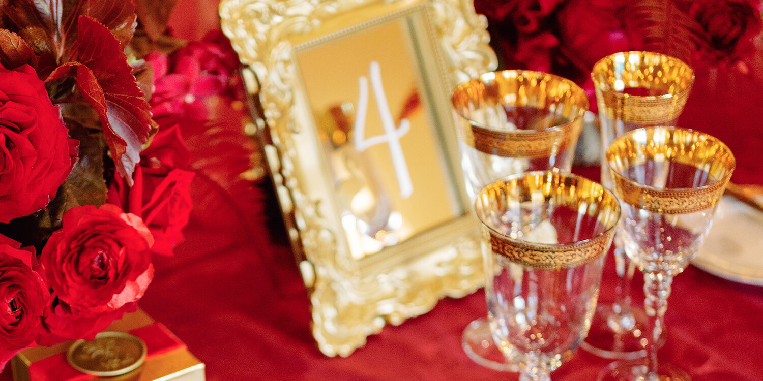 Wedding table setup to display mirror signage