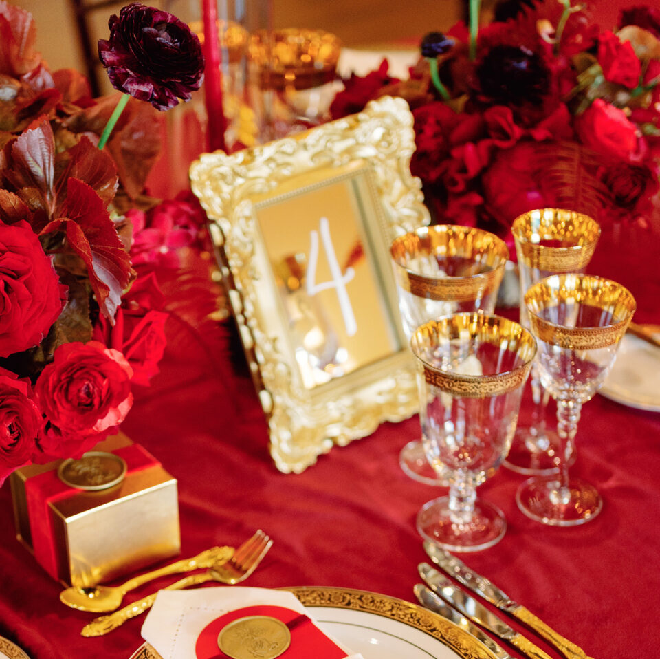 Wedding table setup to display mirror signage